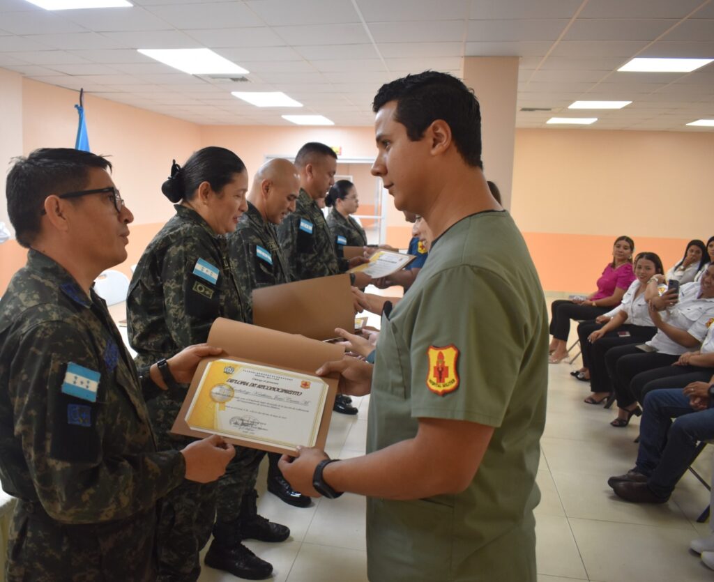 PERSONAL DEL HOSPITAL MILITAR RECIBEN RECONOCIMIENTOS – Hospital ...